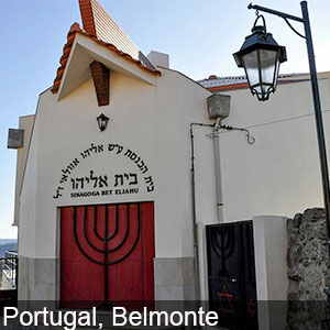 A picture of the front entrance to a synagogue.