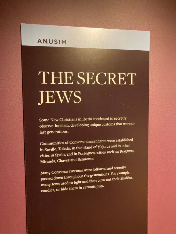 A sign on the wall that says " anusim ".